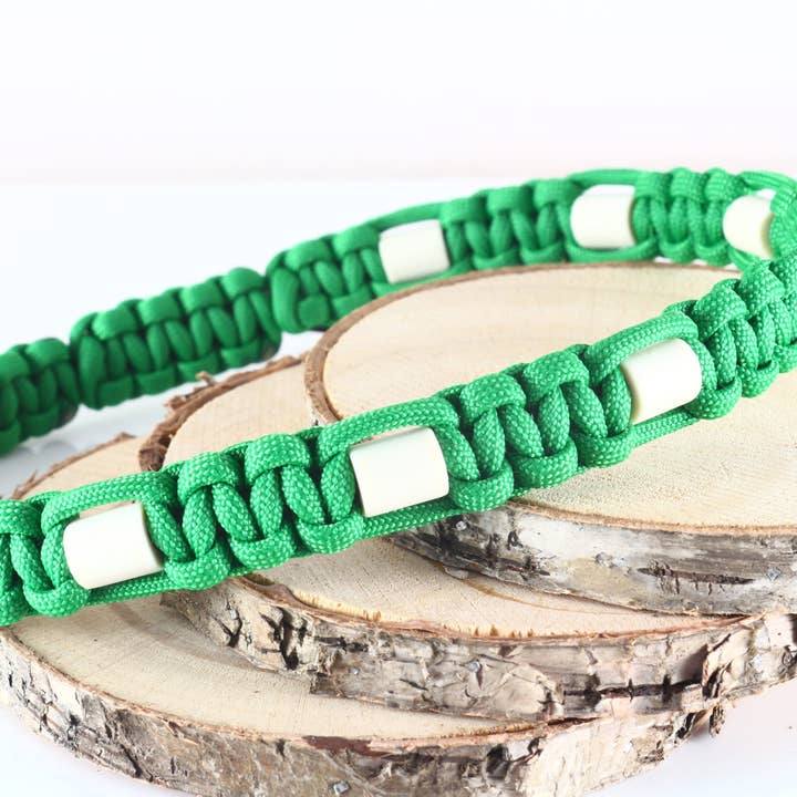 EM-keramiksmykkekrave i græsgrøn for engroshandel hos Pawcord by Franzi