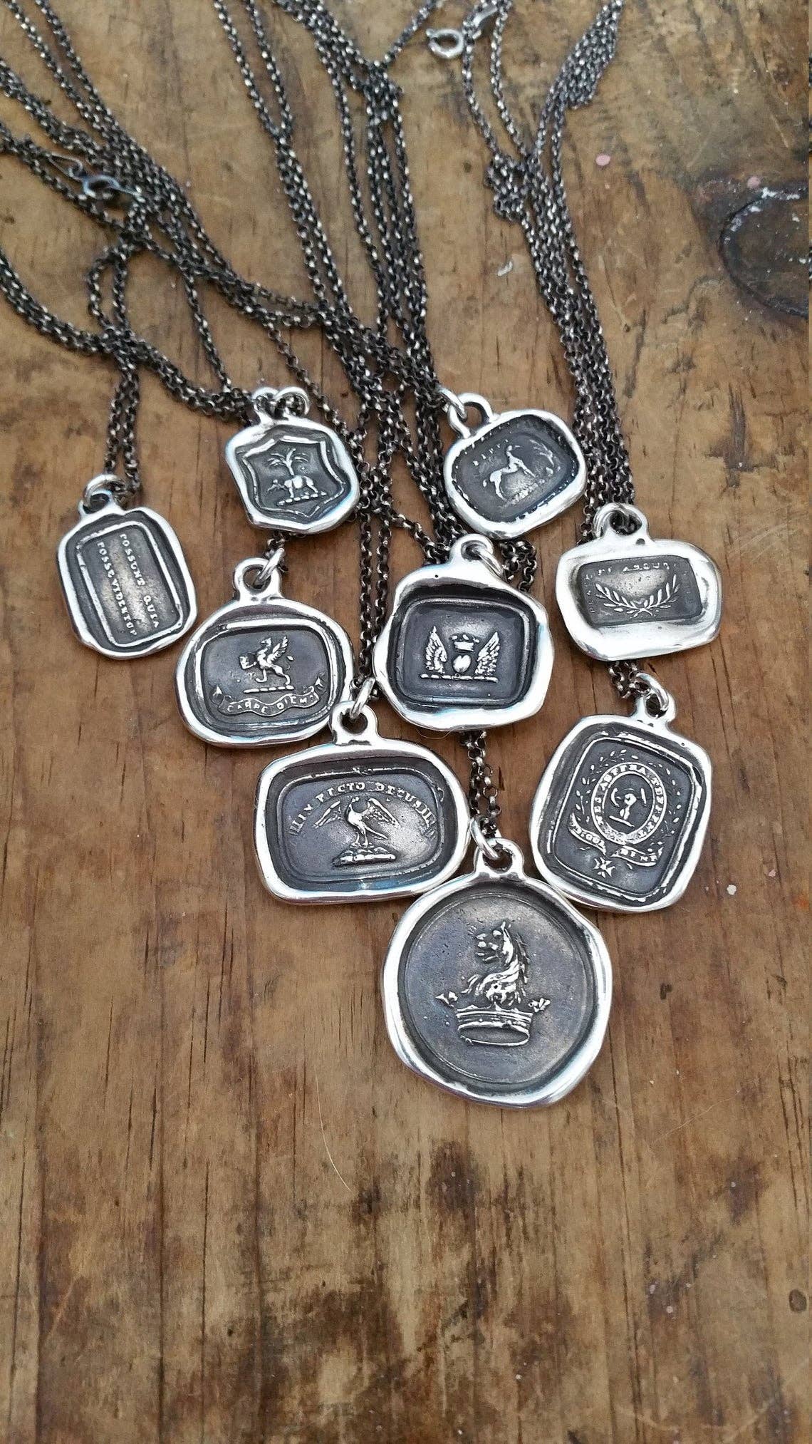 Plum and Posey - Venta al por mayor Collares con colgantes/abalorios - Coraje a soñar, león y corona — collar con sello de cera3