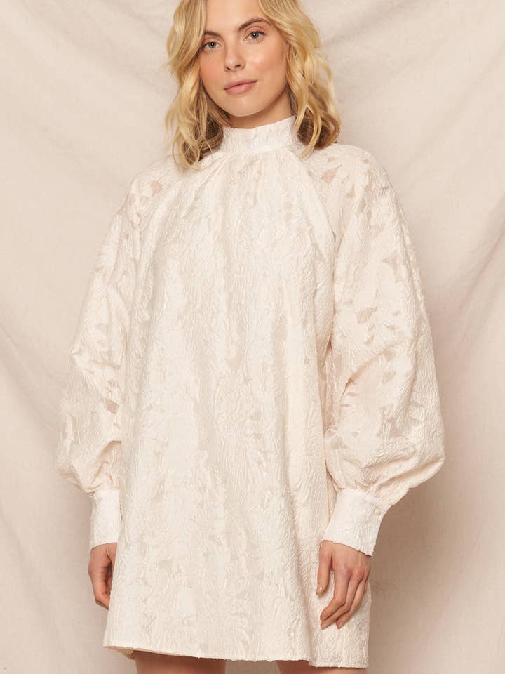 Mini-robe en jacquard fleuri à col montant pour la vente par En Crème