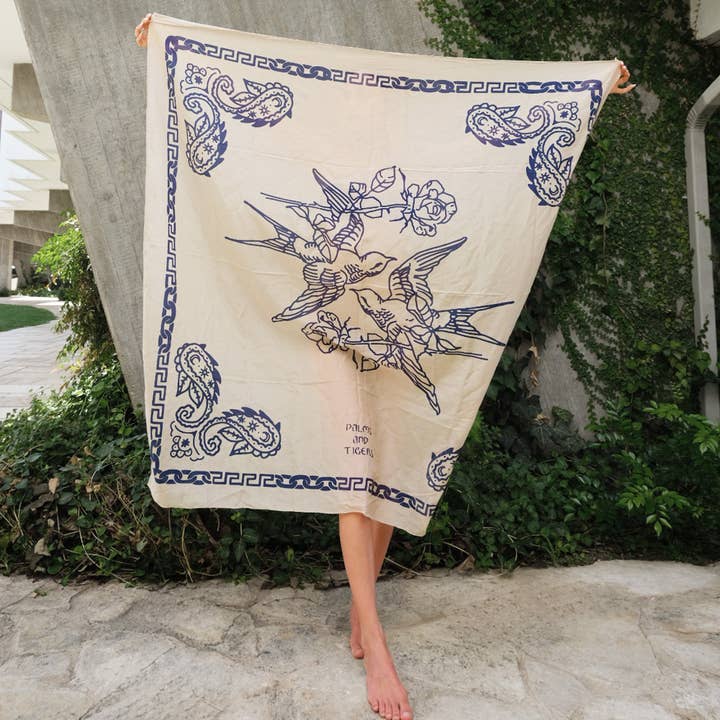Pareau "Oiseaux d'Amour" | Vêtement de Plage Sarong | Soie & Coton pour la vente par Palms and Tigers