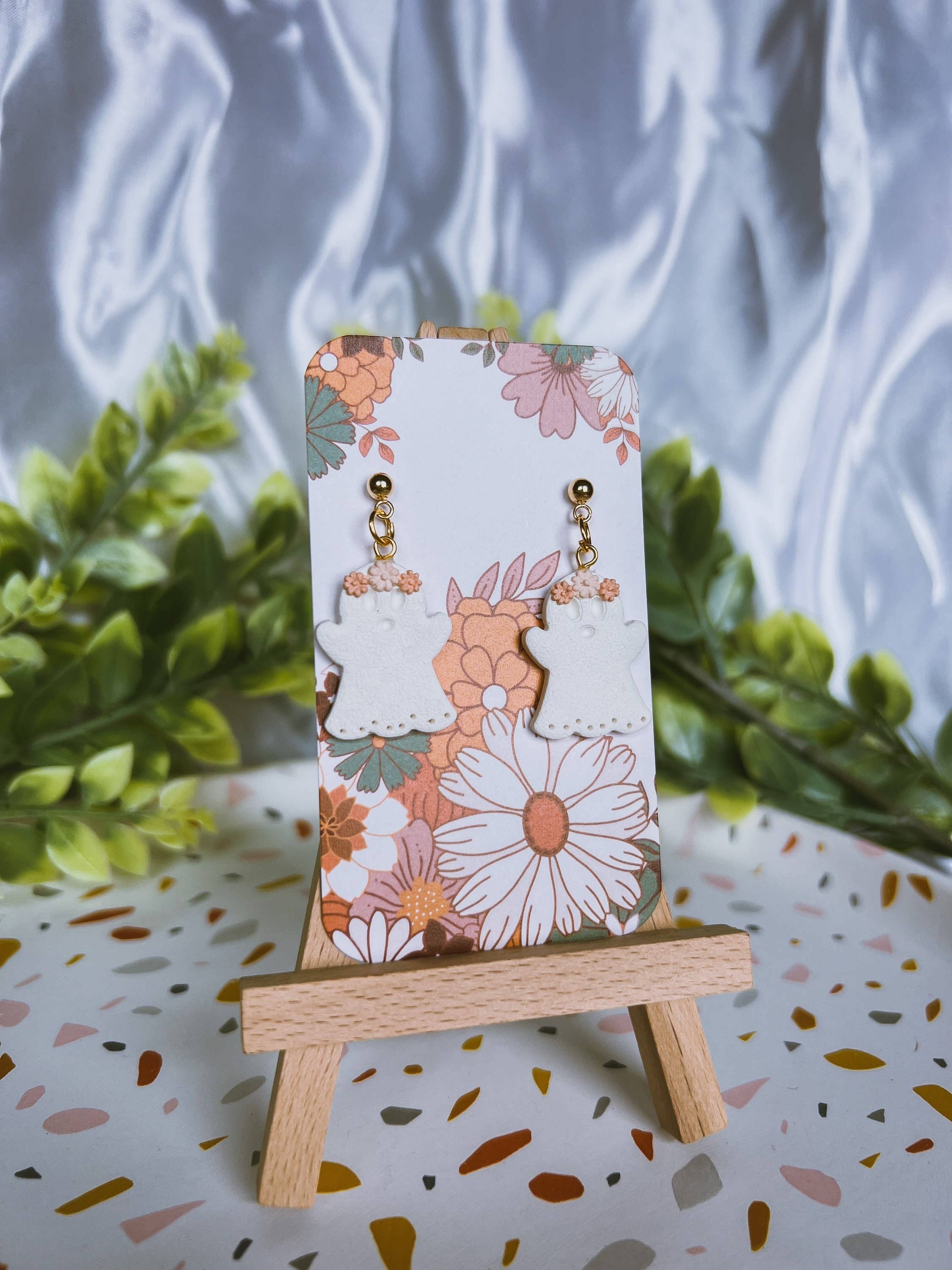 Belu Designss – Brincos de argola por atacado – Brincos artesanais de argila de polímero branco floral bonito fantasmas