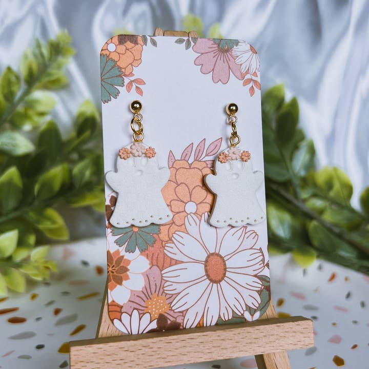 Belu Designss – Brincos de argola por atacado – Brincos artesanais de argila de polímero branco floral bonito fantasmas0