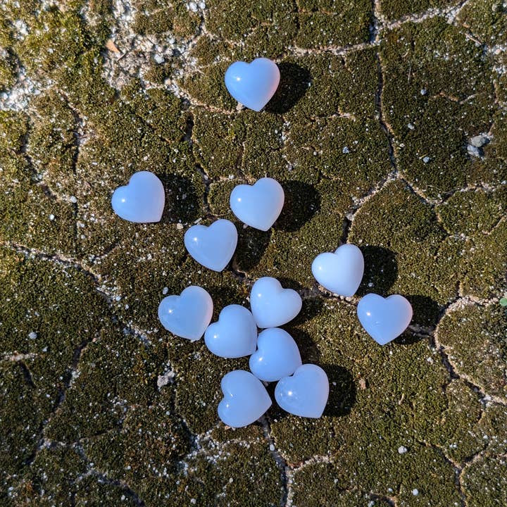 Cœurs de Fée Minuscules en Calcédoine Bleue pour la vente par The Crystal Tabby