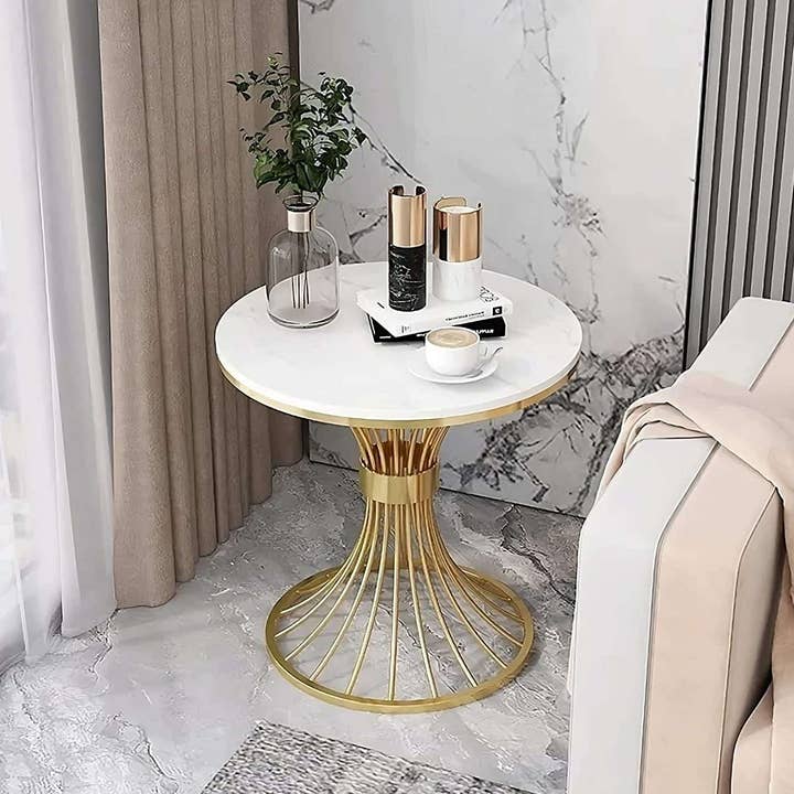 Table d'appoint design passepoilée avec dessus en marbre pour salon pour la vente par Writings on the Wall