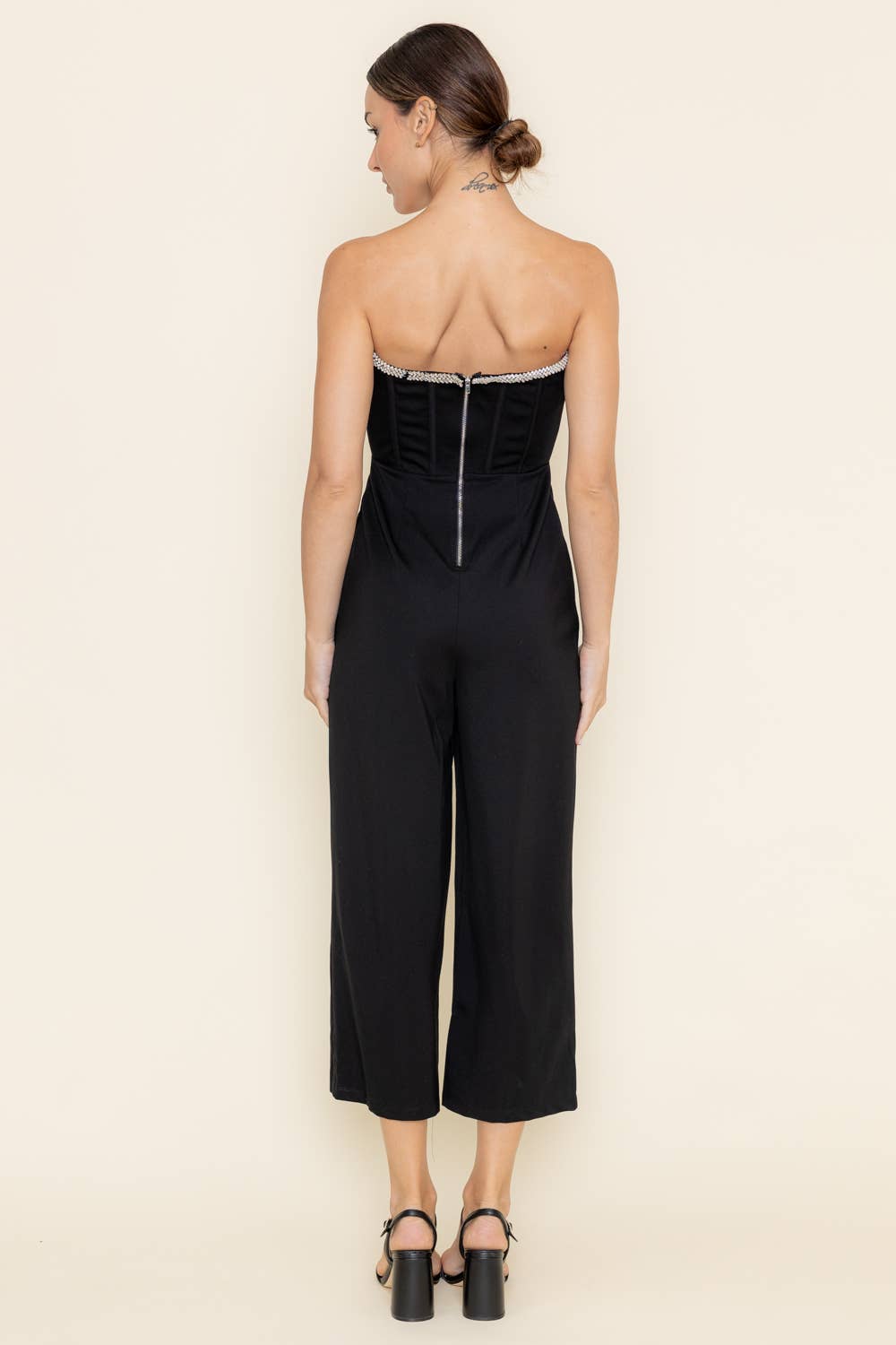 Nero TUTA A FASCIA CON SCOLLO A V CON DETTAGLI IN CRISTALLI - PI6617FO in vendita all'ingrosso su Faire3