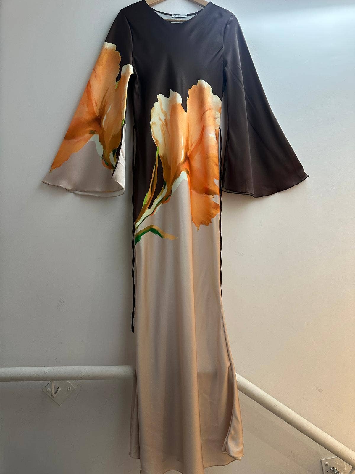 LORIANE – Großhandel Kleid – Damen – LORIANE Bedrucktes langes Kleid mit Bindebändern4