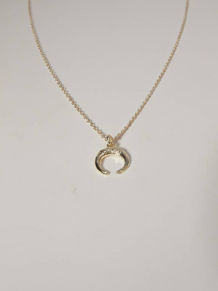 Luna Charm Halskette – Subtile Eleganz, Perfekte Schicht für den Großhandel von Heliconia Boutique