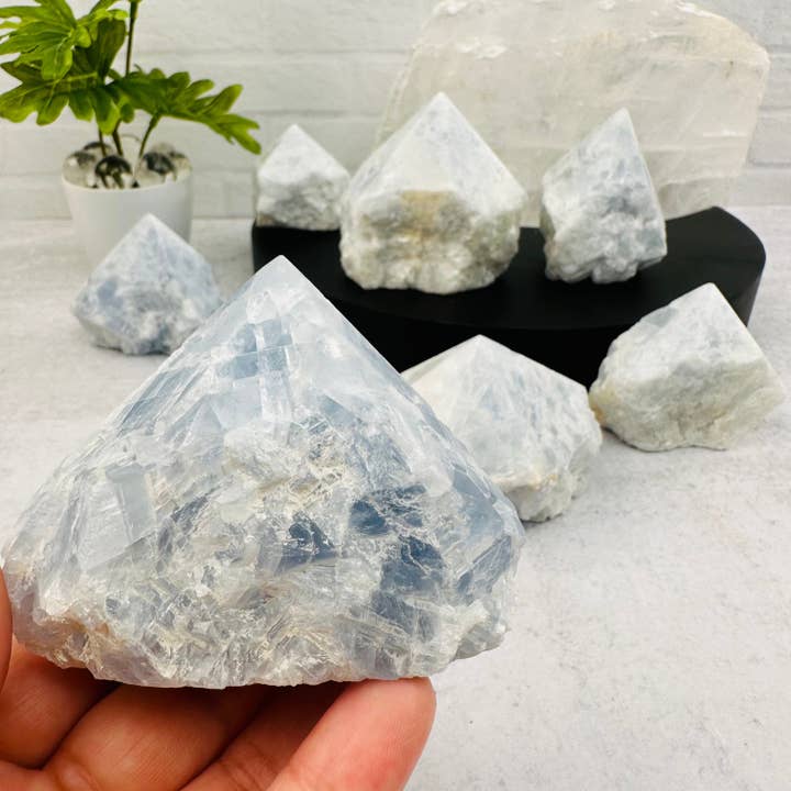 Pointes semi-polies en calcite bleu cristal, au poids pour la vente par Rock Paradise