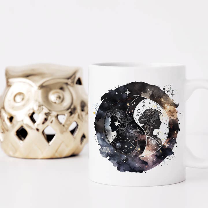 Tazza Gemini con vivace disegno zodiacale, perfetta per chi ha una doppia natura! per la vendita all'ingrosso da parte di Celestia Libra Creative