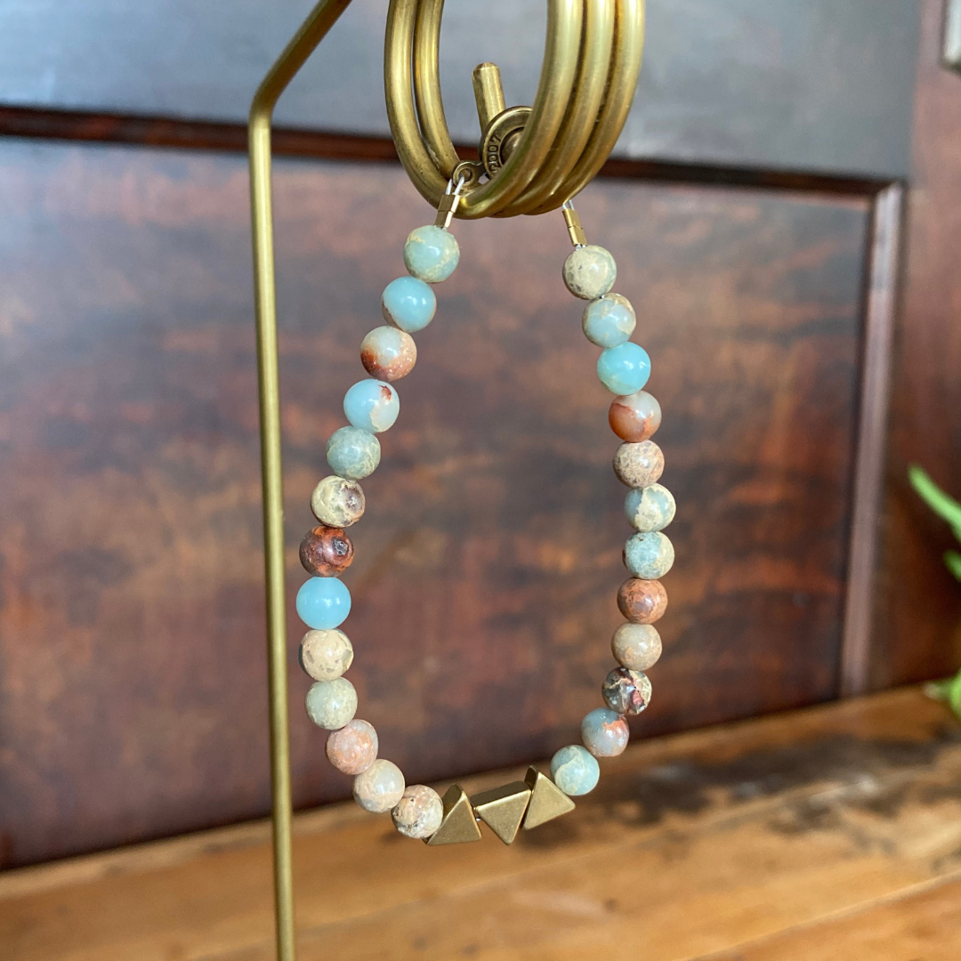 Seeds – Großhandel Perlenarmband – Duluth Armband | Halbedelsteinperlen | Dreiecke aus Messing15