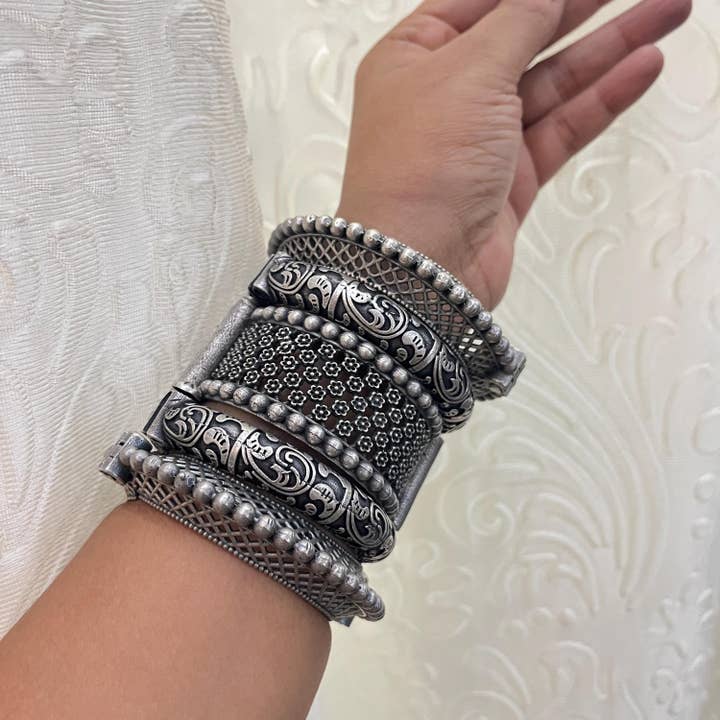 Versilbertes Armreif-Set im antiken Look, aufklappbar. für den Großhandel von Vastrabhushan