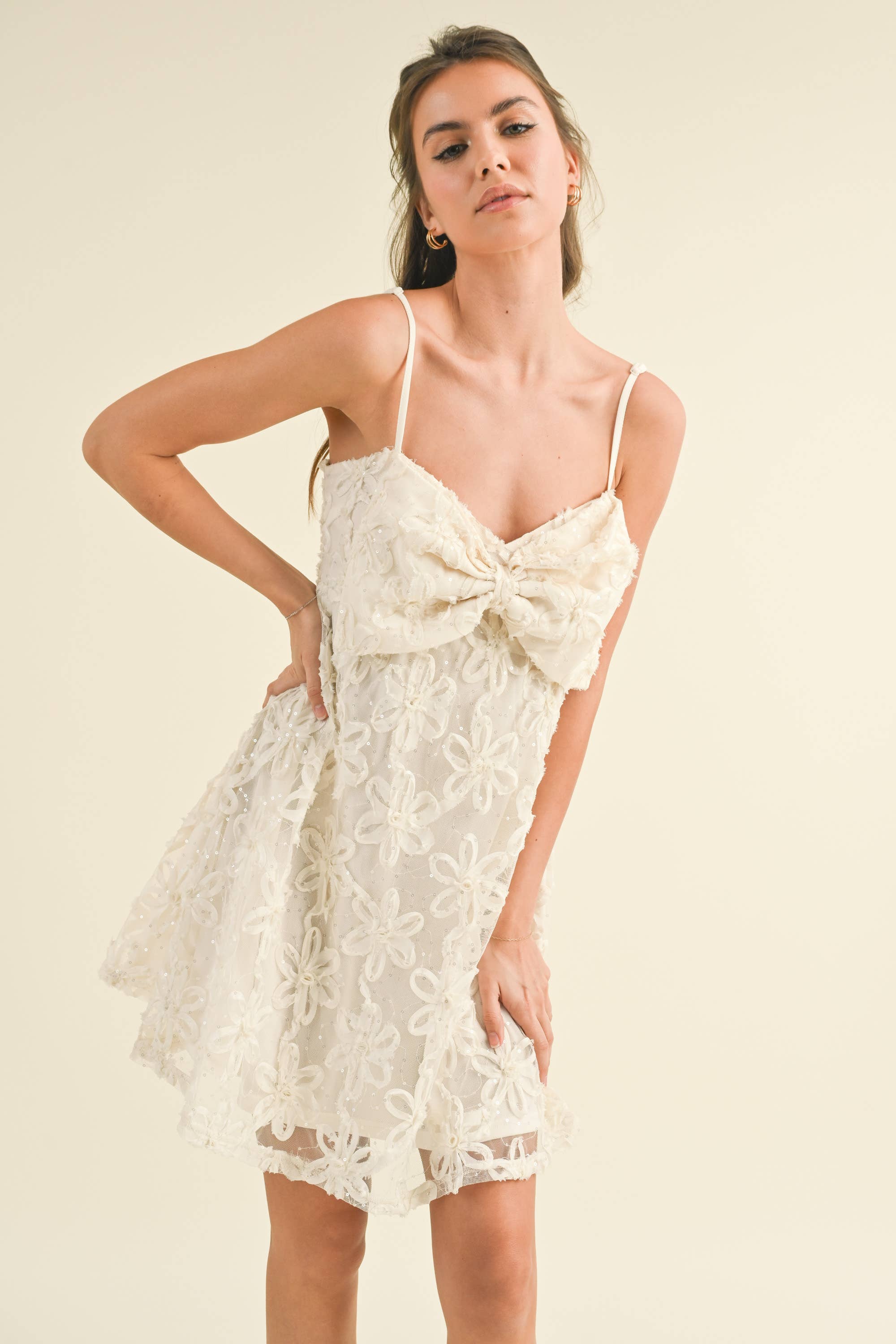 Klesis - Vente Robe – femme - ID7798A MINI-ROBE POUR BÉBÉ AVEC NŒUD EN APPLIQUE 3D ET PAILLETTES1