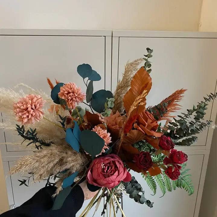 Färgglada torkade och konstgjorda blommor Brudbukett - Rustik Röd & Orange för wholesale av Hidden Botanics