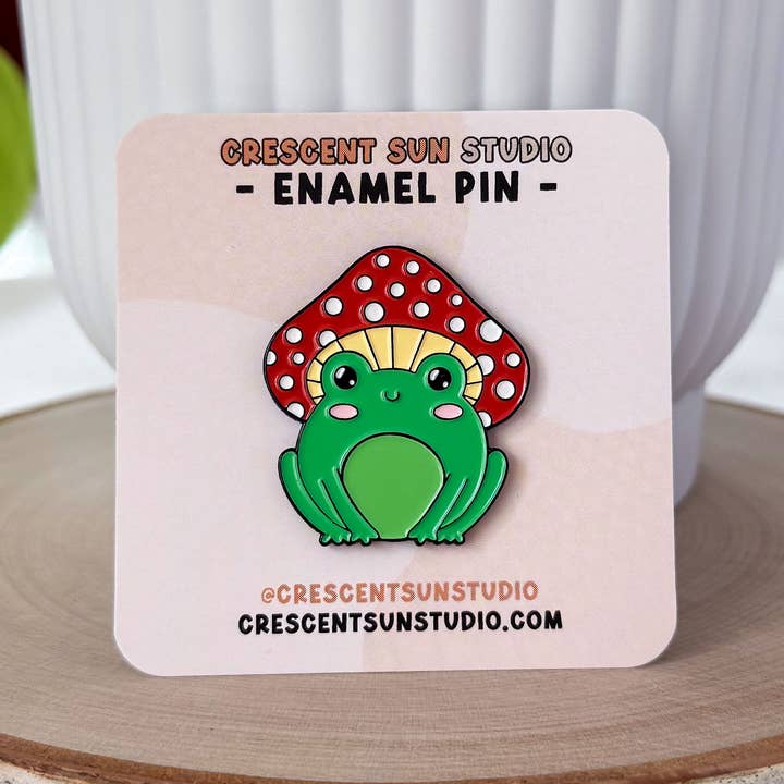 Épingle en émail Grenouille Champignon, Épingle en émail doux Cottagecore mignonne pour la vente par Crescent Sun Studio
