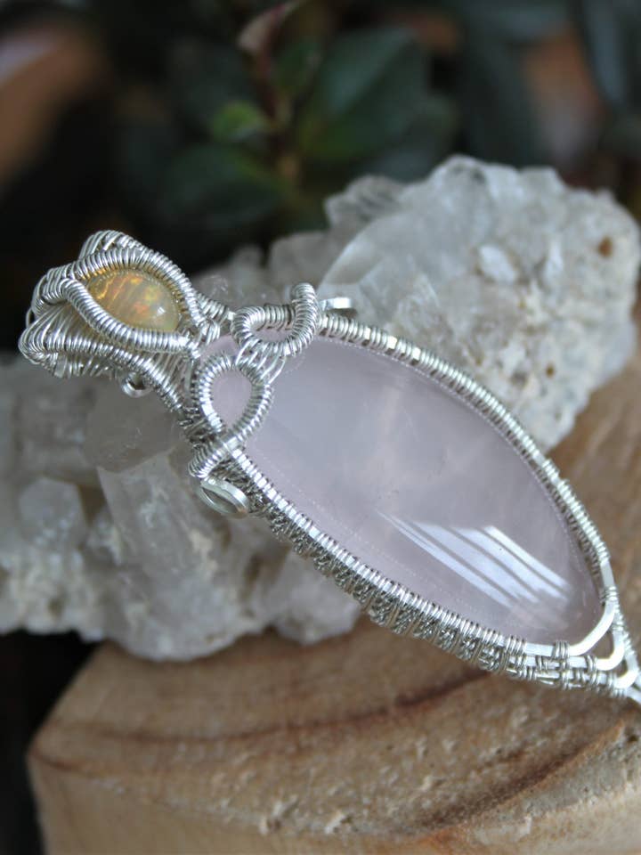 Ciondolo in quarzo rosa, opale Welo e argento 925 per la vendita all'ingrosso da parte di Le Tourbillon Minéral