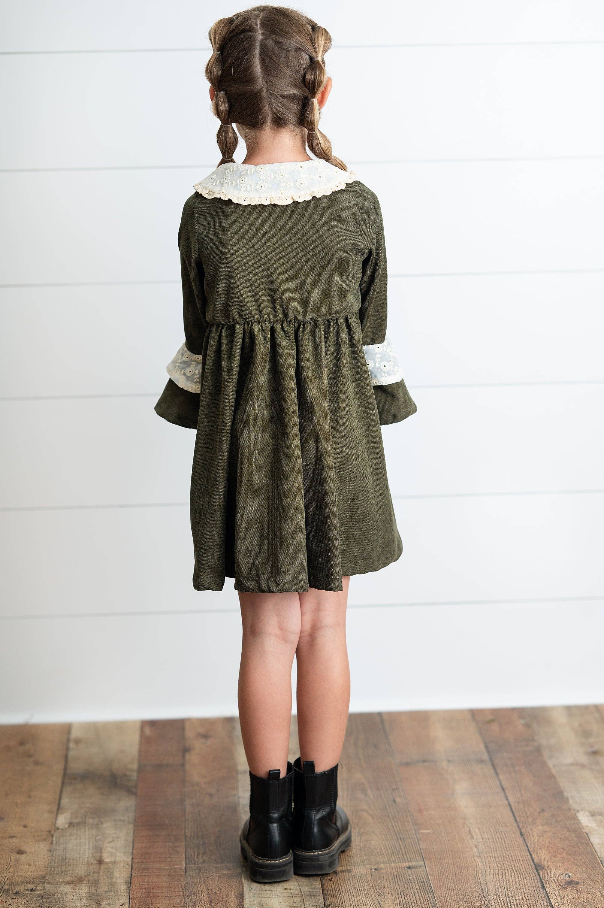 Wren & James - Vente Robe – enfant - Robe d'automne à manches évasées en velours côtelé vert olive et dentelle pour filles2