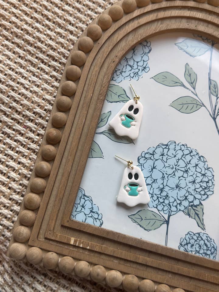 Fantômes tenant une tasse à café | Boucles d'oreilles en argile polymère pour la vente par Watch Me Bloom