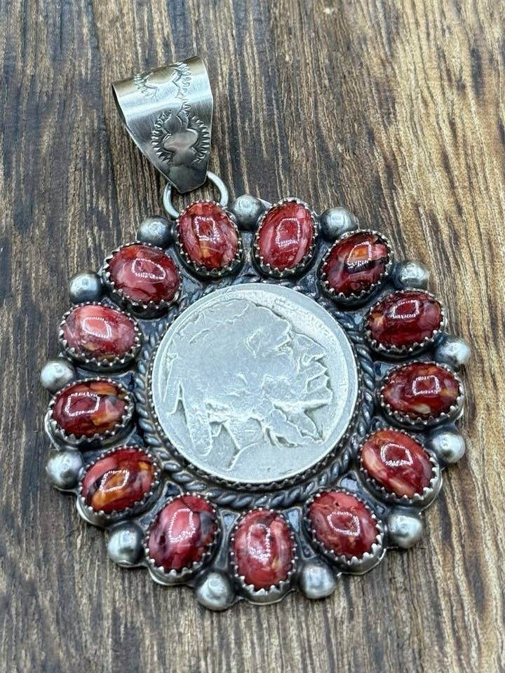 Navajo håndlavet sterlingsølv rød spiny oyster klynge bøffelmønt vedhæng for engroshandel hos Native City Jewelry