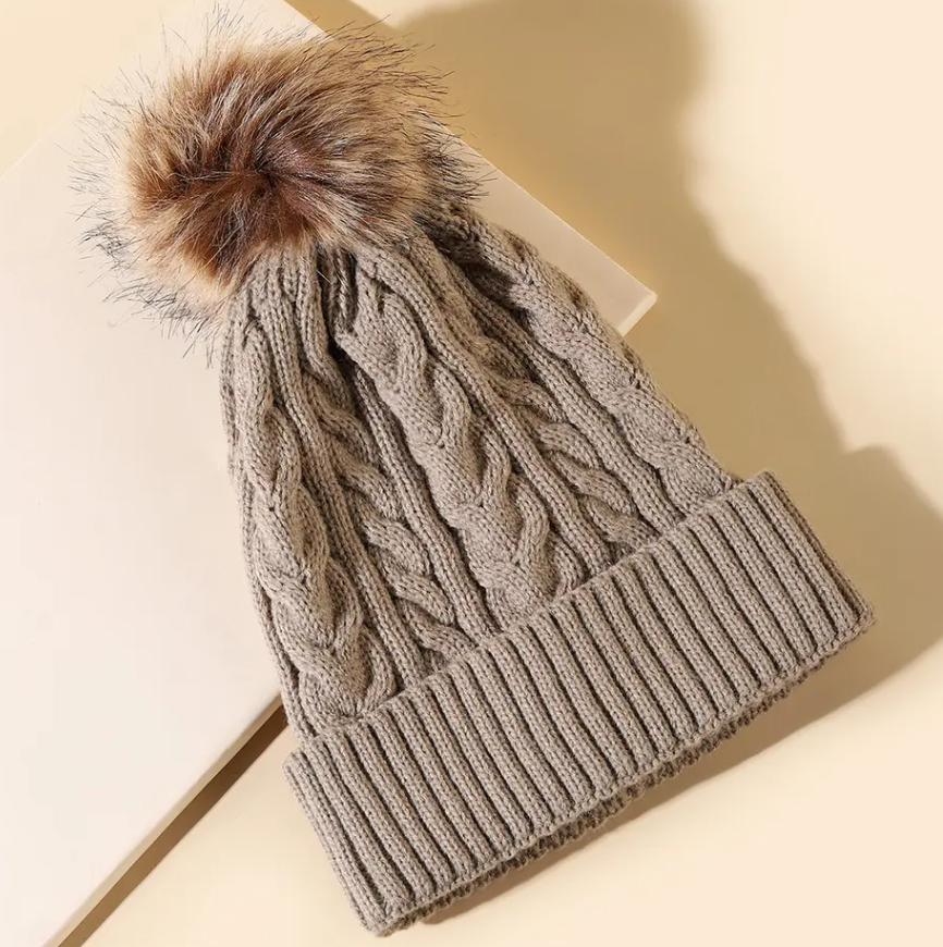 SHY Designs, LLC - Vente Bonnet – femme - Bonnet à pompon avec écusson en similicuir Amen0