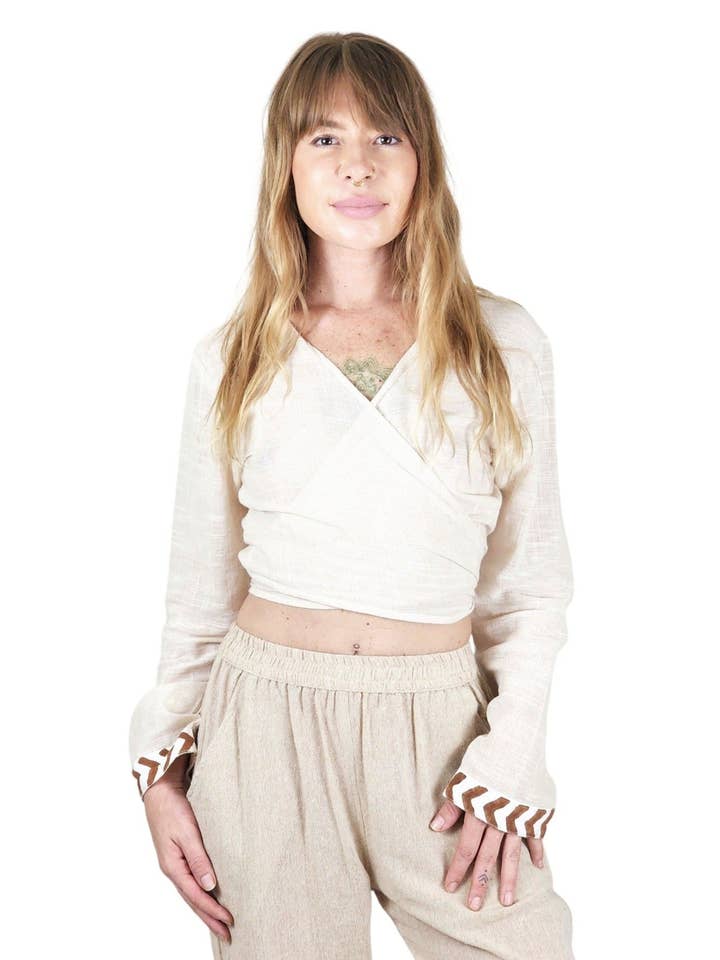 Haut cache-cœur blanc cassé à manches longues pour la vente par Sacred Ceremony