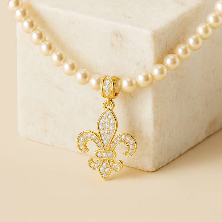 TALISMAN JEWELLERY (D&Fidanverdi, S.L.) - Wholesale Pendant/Charm Necklace - 18k Gold Plated Fleur de Lys Pearl Necklace and Oz2