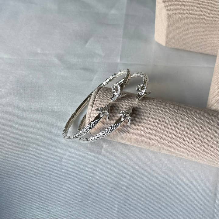 Bijoux de meilleure qualité, bracelets antillais épais en argent sterling massif .925 avec extrémités en forme de bélier, 1 paire pour la vente par Better Jewelry