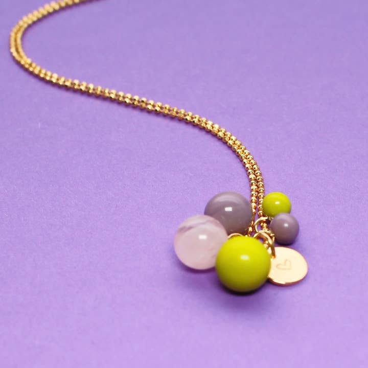Collar dorado con colgantes «Spring» con cuarzo rosa, bolas de vidrio verde musgo y lavanda para venta al por mayor de BaBa Jewellery for happiness