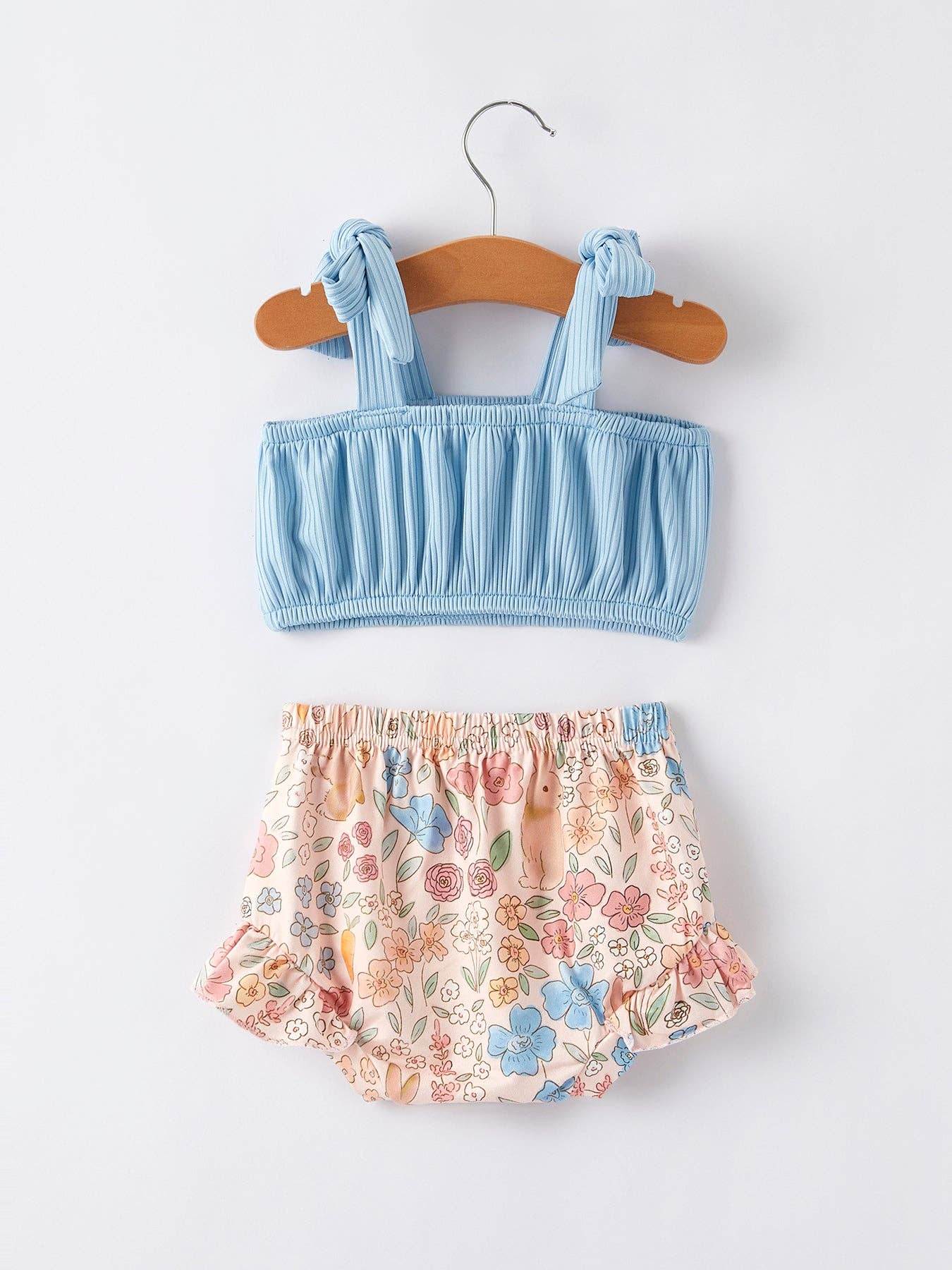 Rylee Faith Designs – wholesale Klädesset - Baby – Påskblå kaninveckad hängselväst och blommiga bloomers-set1
