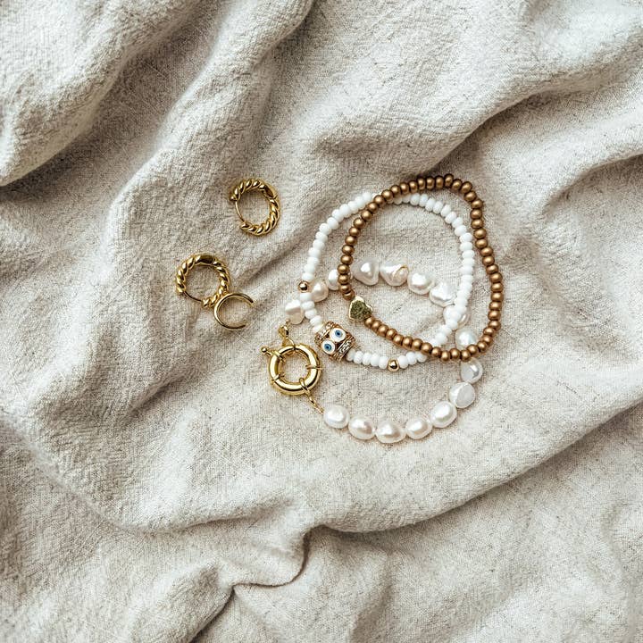 Oak + Eve - Wholesale Beaded Bracelet - Malia Bracelet with Freshwater Pearls & Gold Clasp