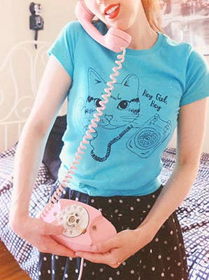 T-shirt ajusté pour matrice Kittees, sarcelle « Cat Call » pour la vente par Kittees