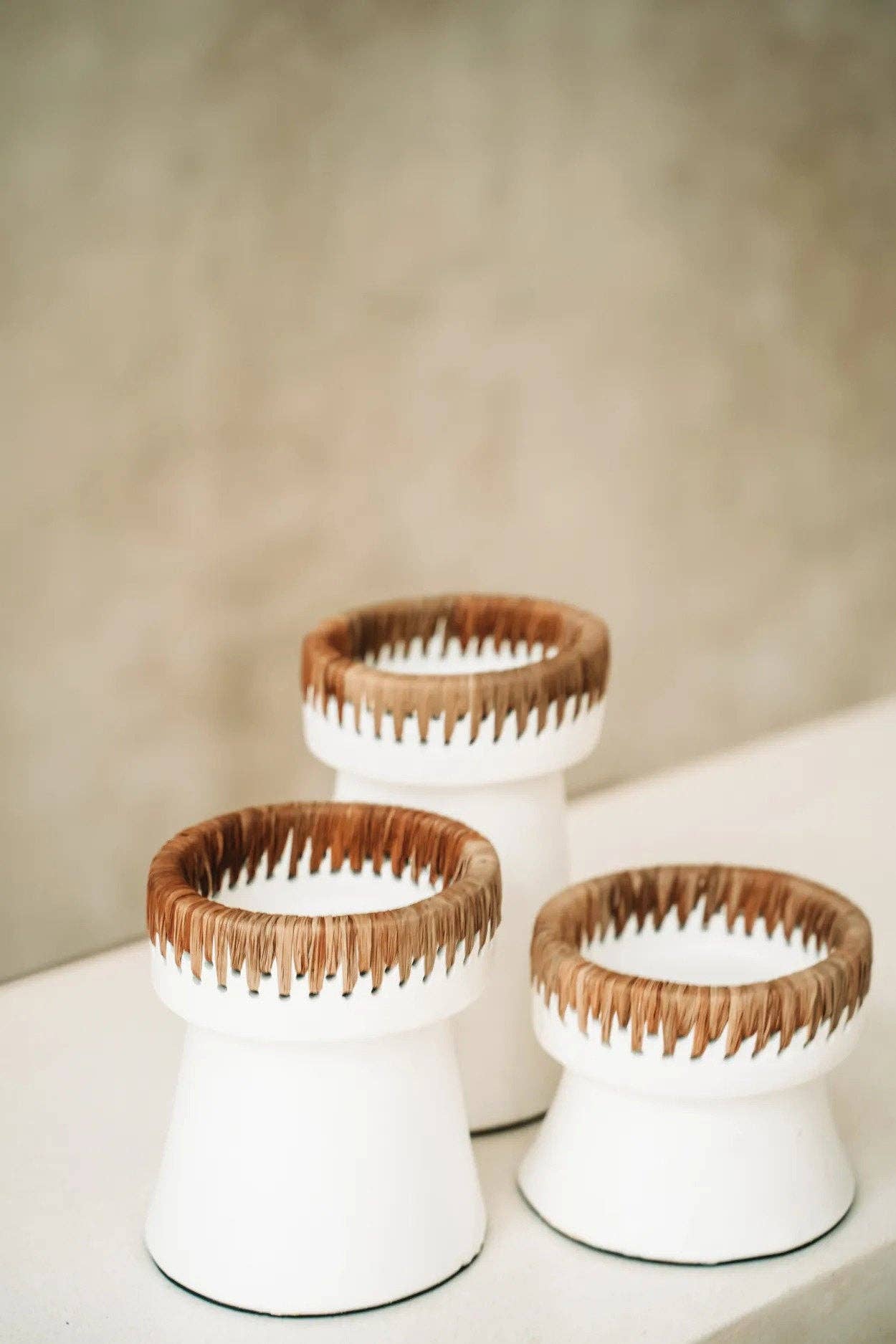 Bazar Bizar Living – wholesale Ljushållare – The Pretty ljusstake – vit terrakotta med raffia, liten7