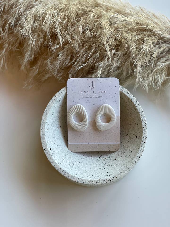 Boucles d'oreilles côtelées ovales organiques, pâte polymère, entièrement faites à la main pour la vente par Jess+Lyn