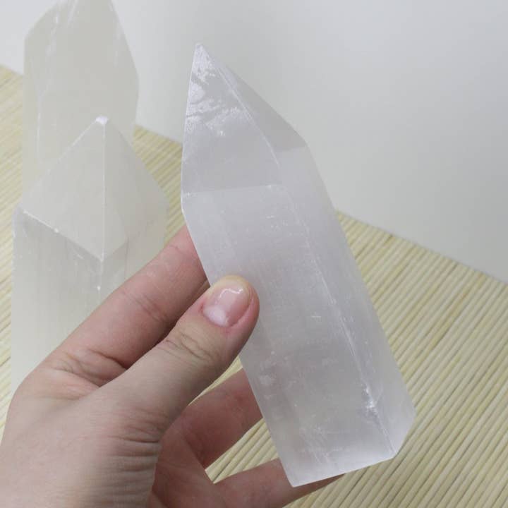 Torre Obelisco de Selenita 15 cm para venta al por mayor de UNDERSUN.STORE