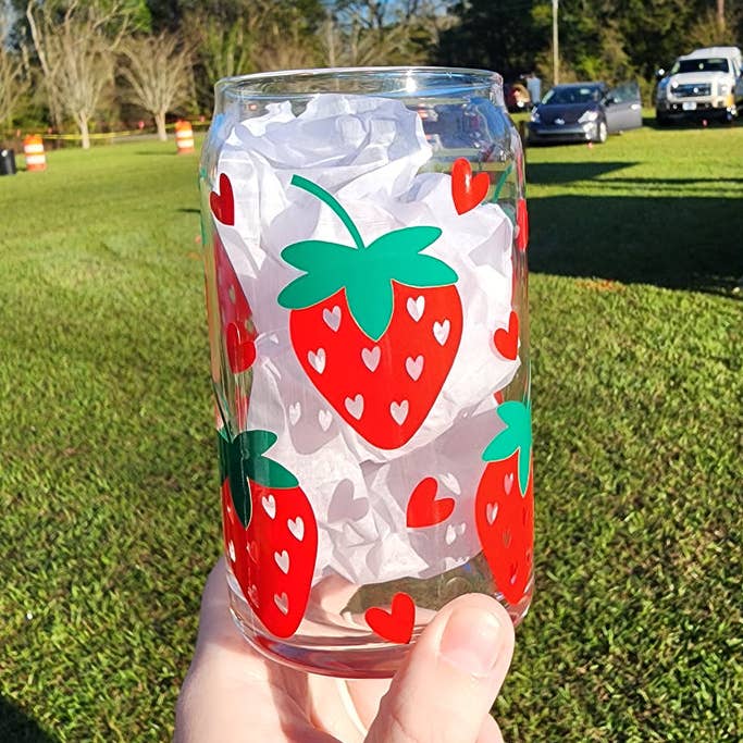 Tasse à fleurs en verre Strawberry Hearts pour la vente par Happy Little Star Shop