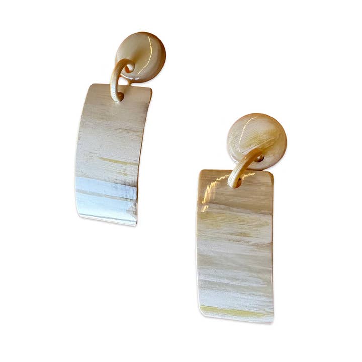 Boucle d'oreille en corne naturelle CTE121 sur poteau pour la vente par VIVO