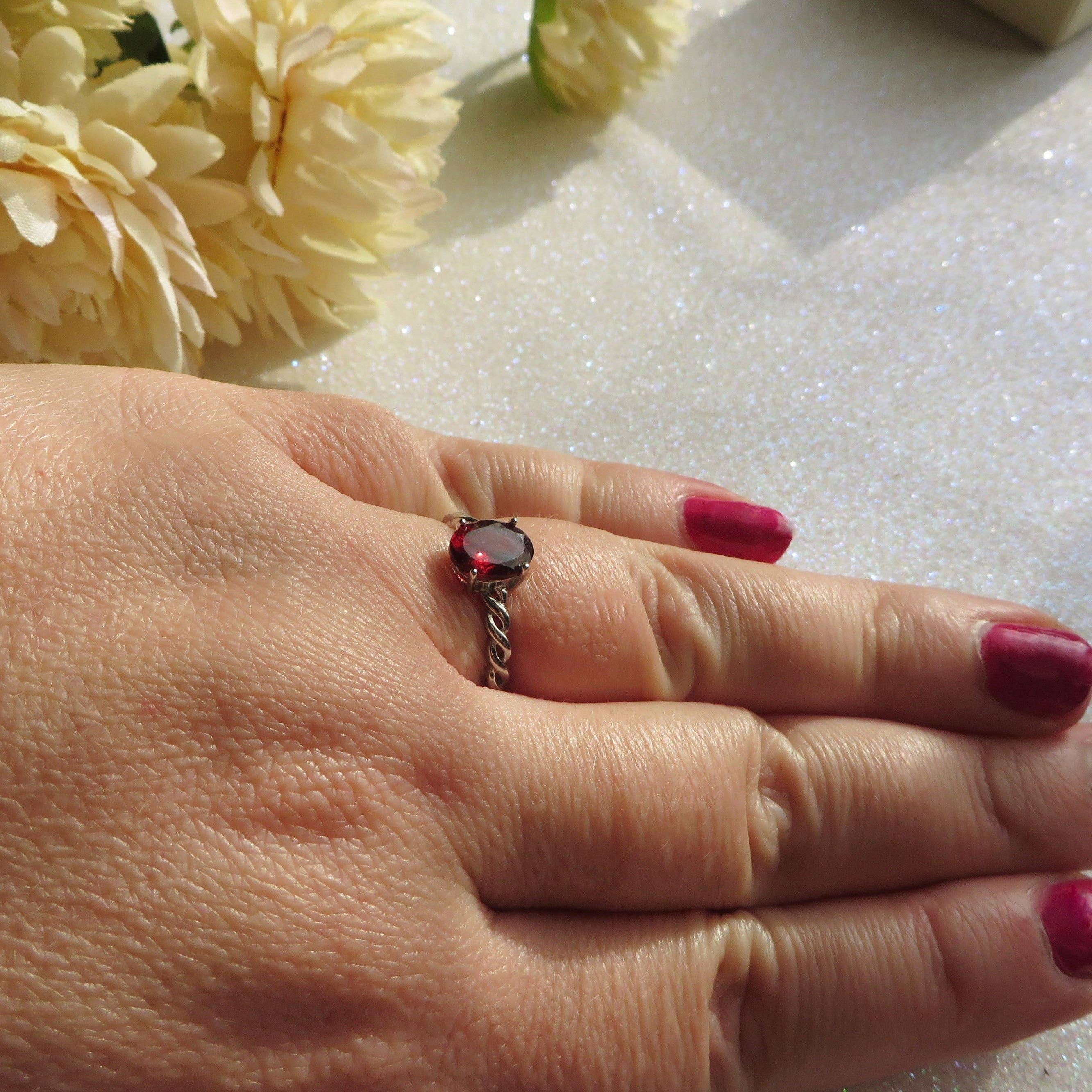 GRANATRÖD bas SILVER ARUNA justerbar ring med naturlig röd granat för wholesale på Faire3