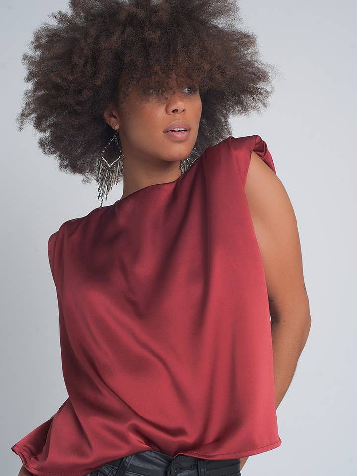 Top sans manches avec bandoulière en satin froncée rouge pour la vente par Q2—All Orders:Free Duties for the US,UK,and Canada