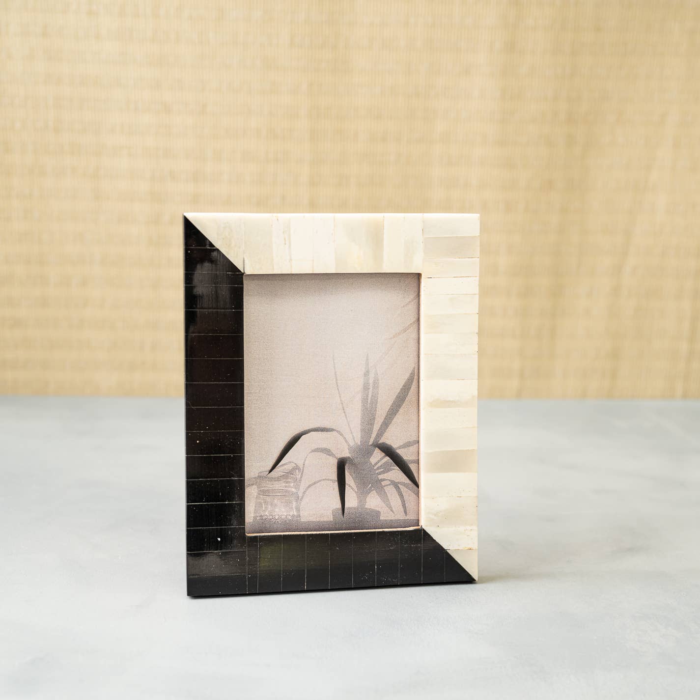 India Handicrafts Inc - Wholesale Picture frame - B&W Photo Frame 5x7