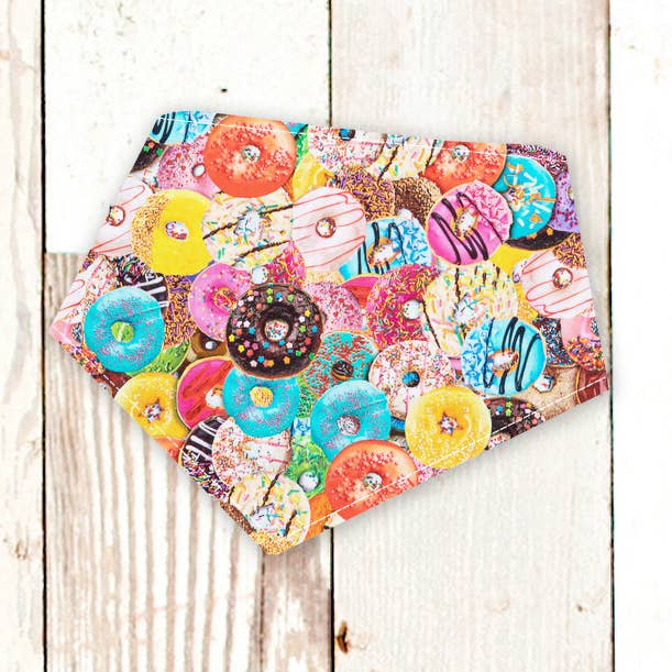 Bandana pour chien Pink Donuts (à clipser, 3 tailles disponibles) pour la vente par BibbyBubby