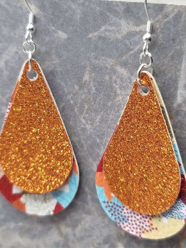 Pendientes de piel sintética con hojas otoñales y purpurina naranja para venta al por mayor de Simply Raevyn