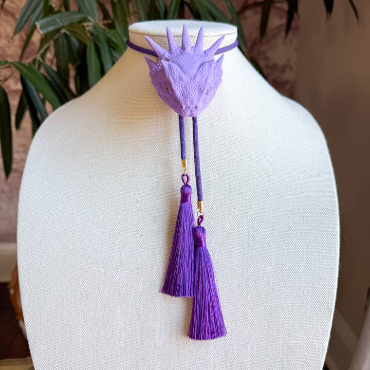 Bolo crapaud cornu lavande avec violet foncé & violet foncé pour la vente par Rahya Jewelry Design