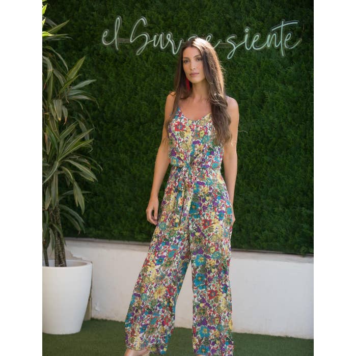 Mono Pradera Sunset and Moon – Weißer Jumpsuit mit bunten Wieseblüten für den Großhandel von Káhyra