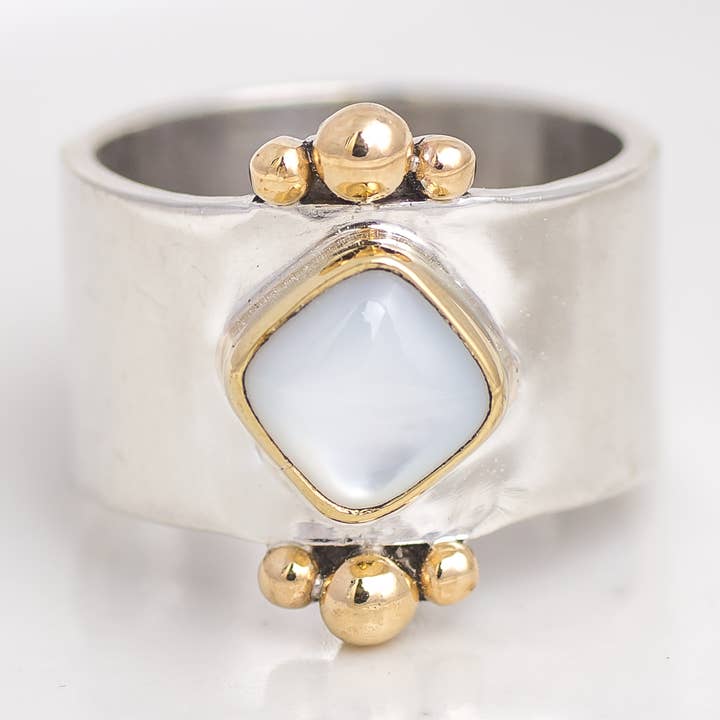 Anello a Mista Affinità di Metallo ◇ Madreperla ◇ Taglie Multiple per la vendita all'ingrosso da parte di Mahka Jewelry