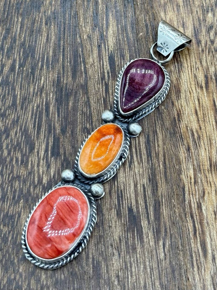 Infödd Navajo handgjord hängsmycke i sterlingsilver med flera spiny oyster-skal. för wholesale av Native City Jewelry