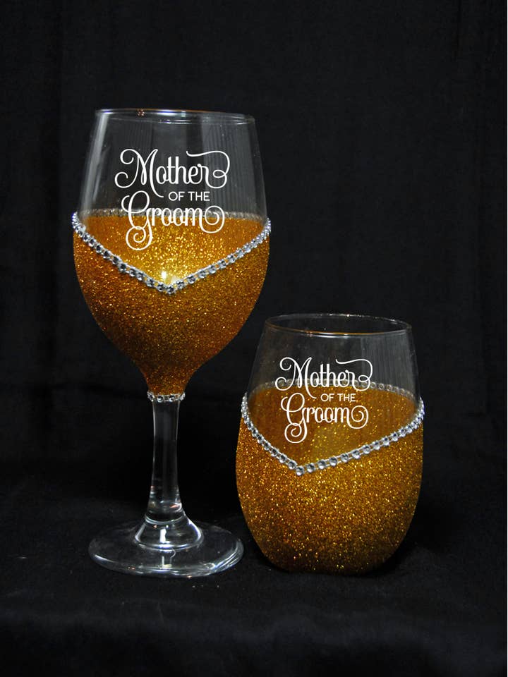 Mãe do Noivo – Copo de Vinho com Brilhantes Feito à Mão (Coleção Festa de Casamento) por atacado de WineyBitches.Co