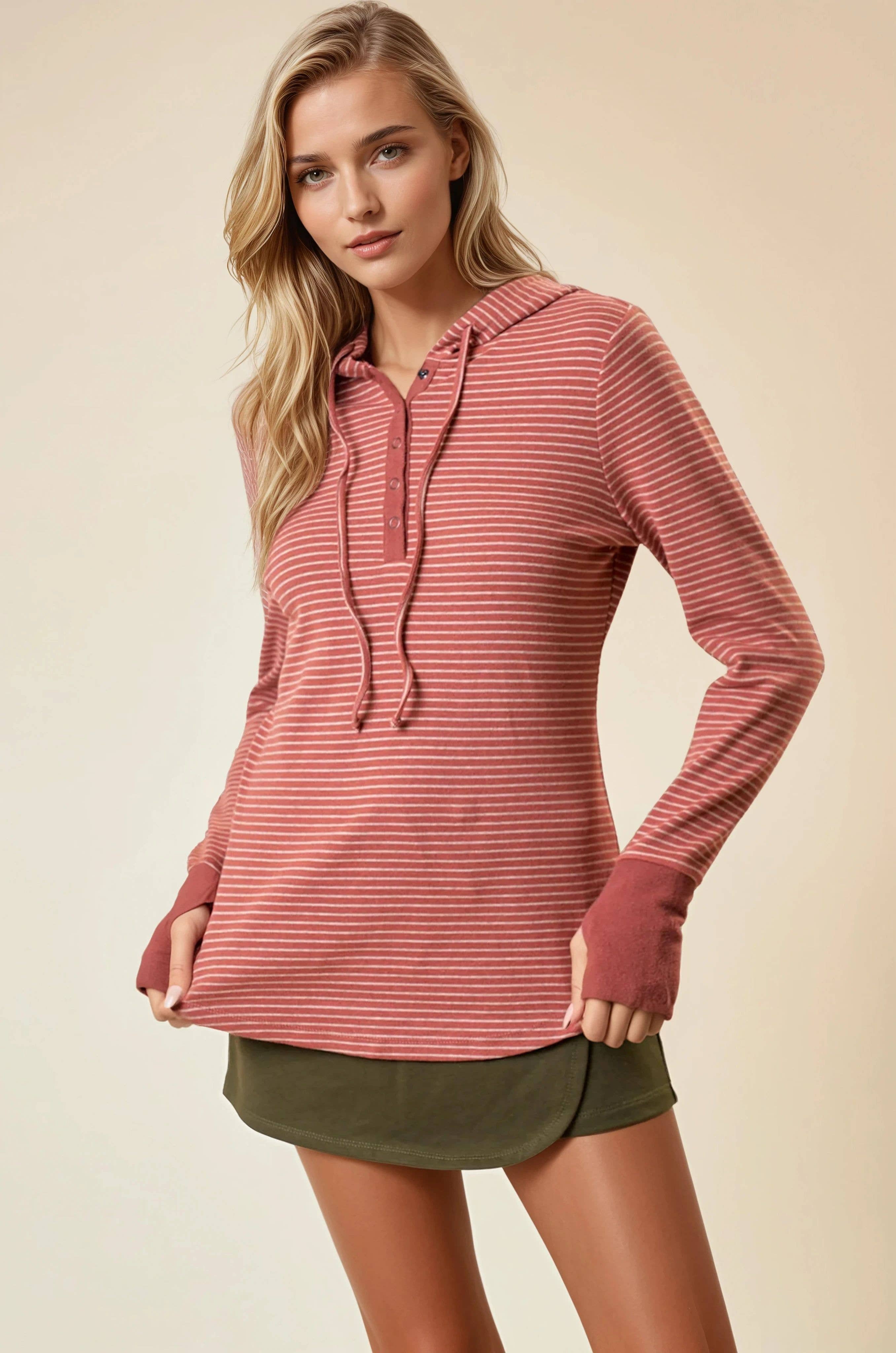 Doe and Rae – Engroshandel Hoodie – Kvinder – HENLEY RIBBET HÆTTE TOP - 43325T1