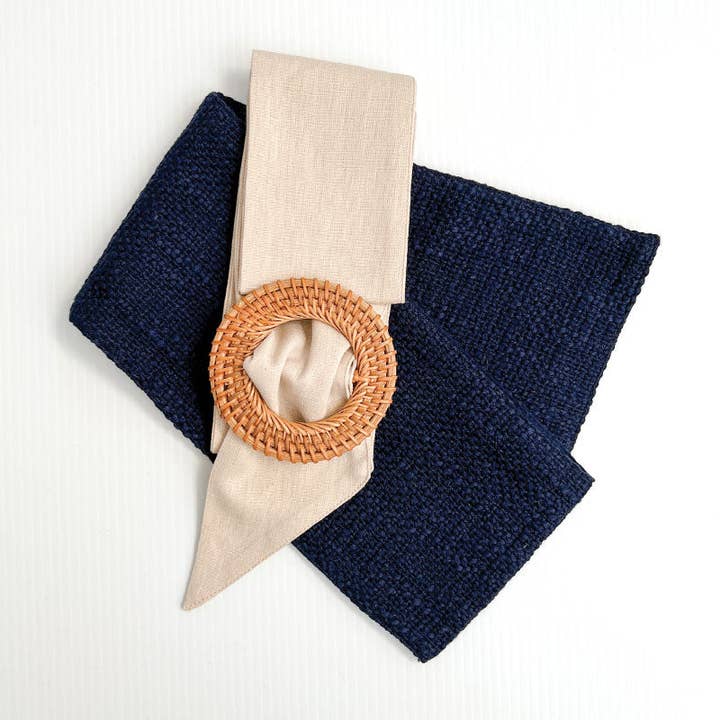 COUSSIN CRÈME ET BLEU MARINE AVEC BOUCLE pour la vente par The Cushion Accessory Co. Pty Ltd