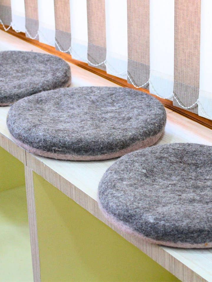 Dobbeltfarvet håndlavet stolhynde i filt af uld for engroshandel hos Woollyfelt