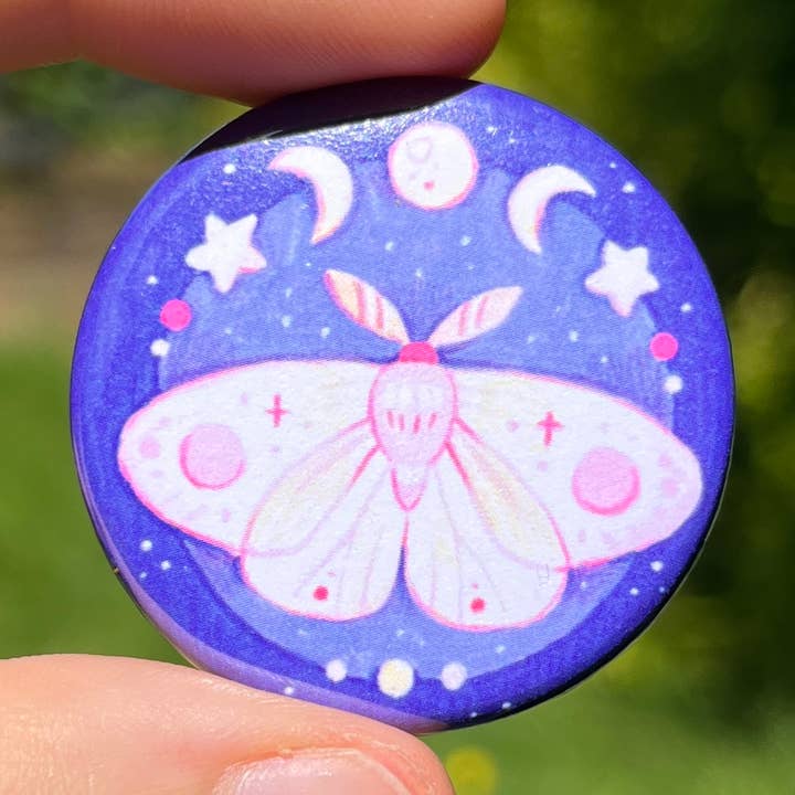 Hvid møl 1,5" Pinback-knap for engroshandel hos Rowan Kingsbury