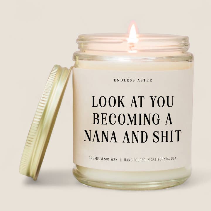 Look At You Becoming A Nana And Shit - 8, 16 oz Sojakerze für den Großhandel von Endless Aster